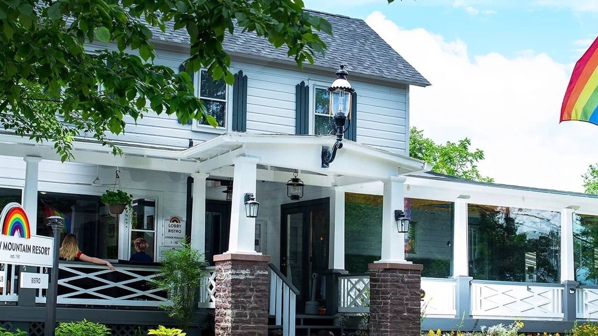 East Stroudsburg Resort | Larger Motel style rooms with king size bed