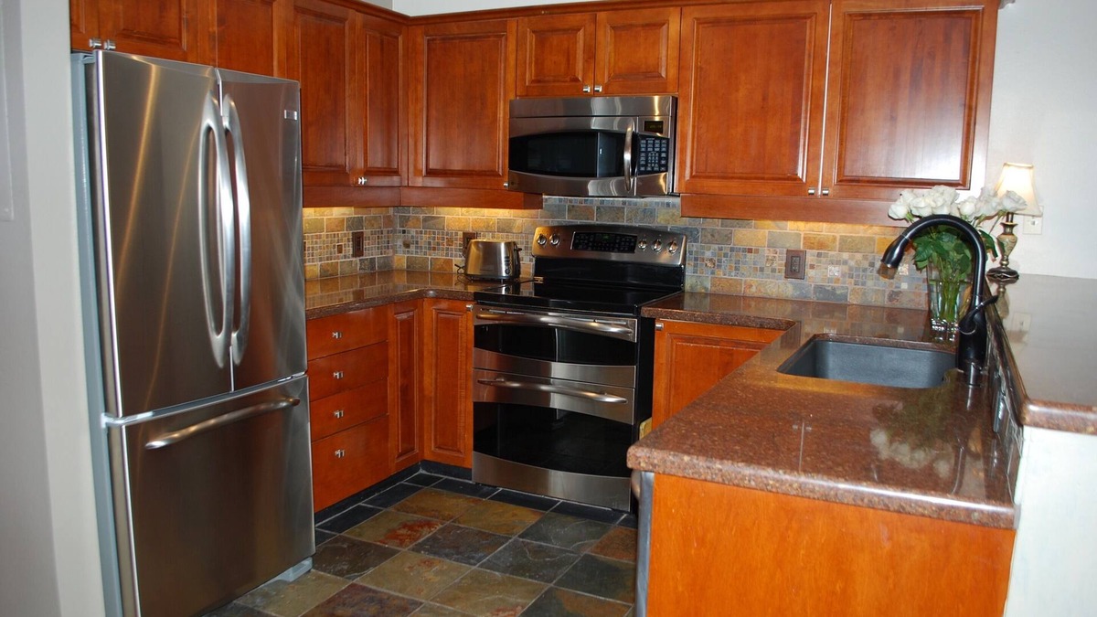 Salt Lake Mountain Resorts Condo | Largest 1 Br Condo With Den, Quiet Top Floor End Unit, Sleeps 6