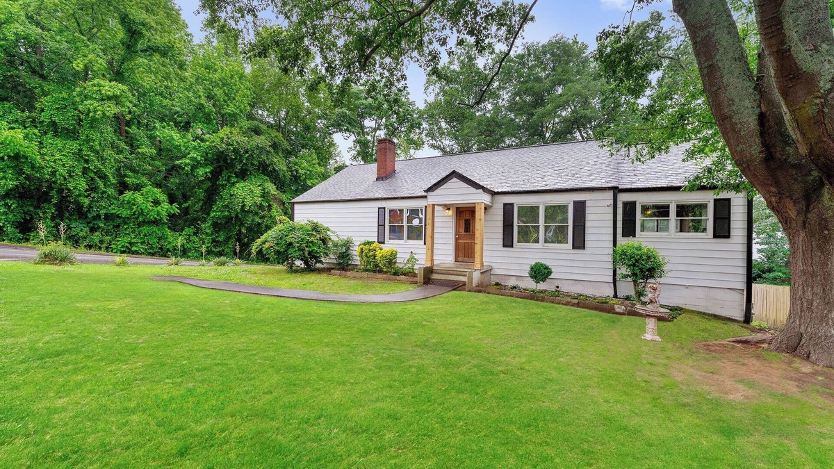 Roswell House | Largest guest capacity in walking distance to Canton St, group & pet friendly!