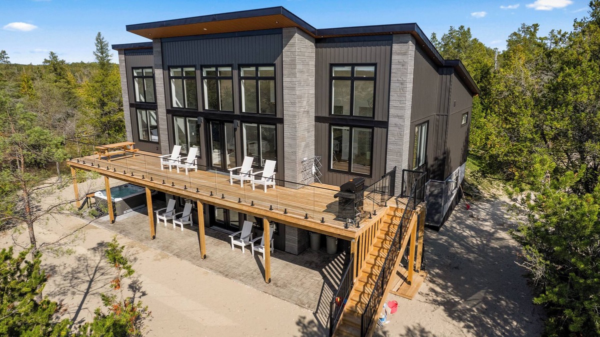Northern Bruce Peninsula Cottage | Largest Luxury Private Beachfront in Tobermory with Hot tub!
