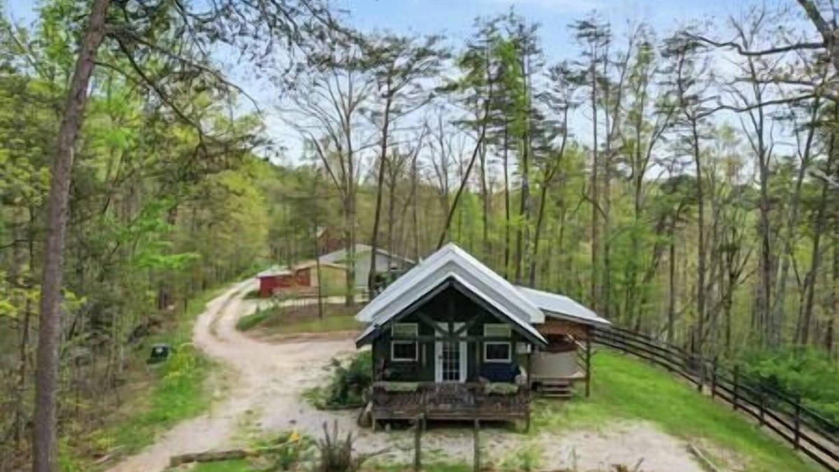 Stanton Cabin | Larkspur Cabin with Hot Tub near Red River Gorge