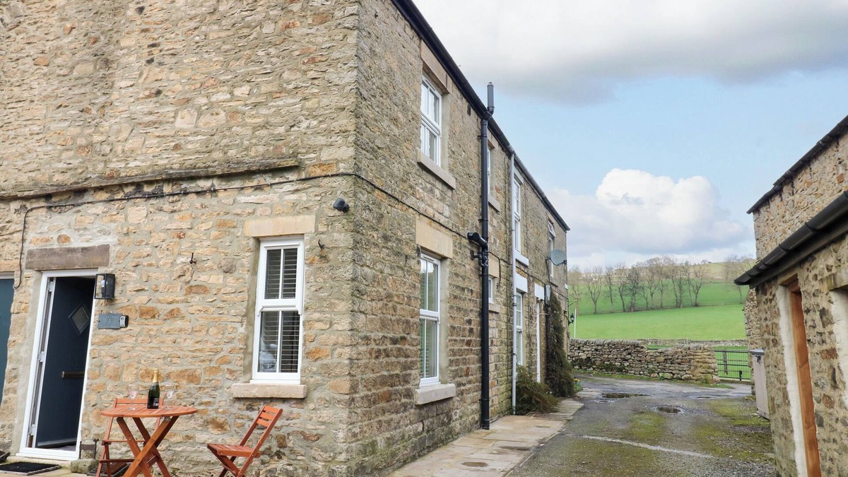 Barnard Castle Cottage | LARL COTTAGE, romantic, with open fire in Middleton-In-Teesdale