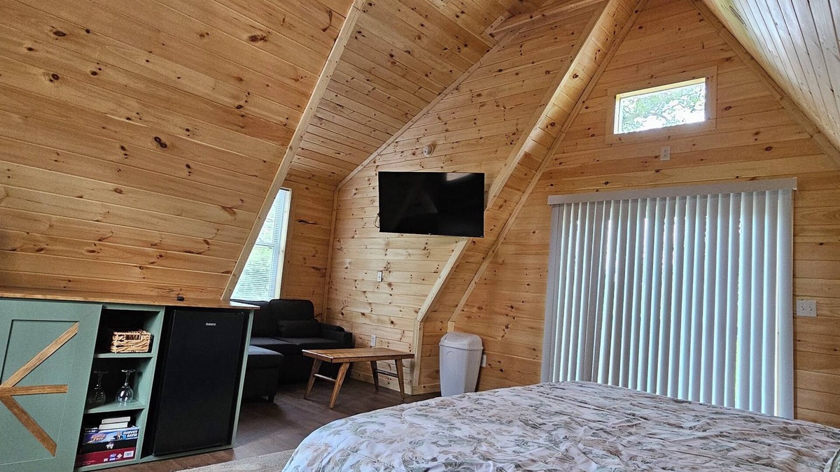 Draper Cabin | Larry's Lookout: Romantic Getaway w/King Bed & Deck