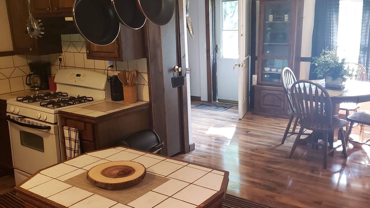 Livingston County House | Larry’s Place entire home 2 bedroom, 2 bath