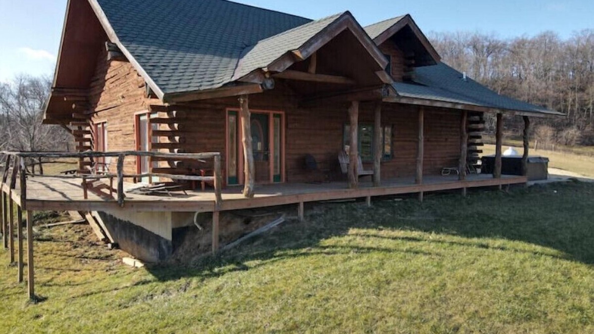 Crawford County Cabin | Larsen Rustic Secluded Log Cabin W/Outdoor Hot Tub