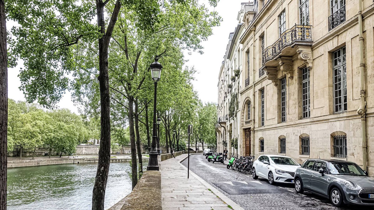 Notre Dame Apartment | L’Art de Vivre–Paris at Its Most Exquisite On the quays of Île Saint-Louis