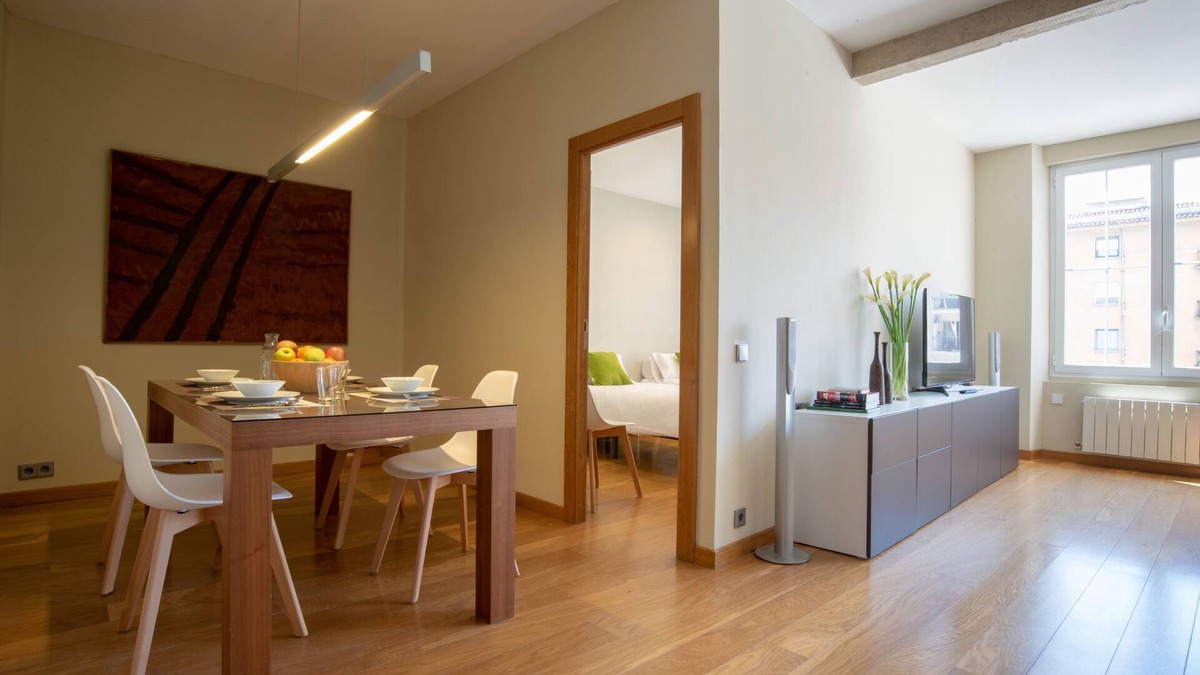 Logrono City Centre Apartment | "Las Columnas", modern center apartment 4 pax, parking.