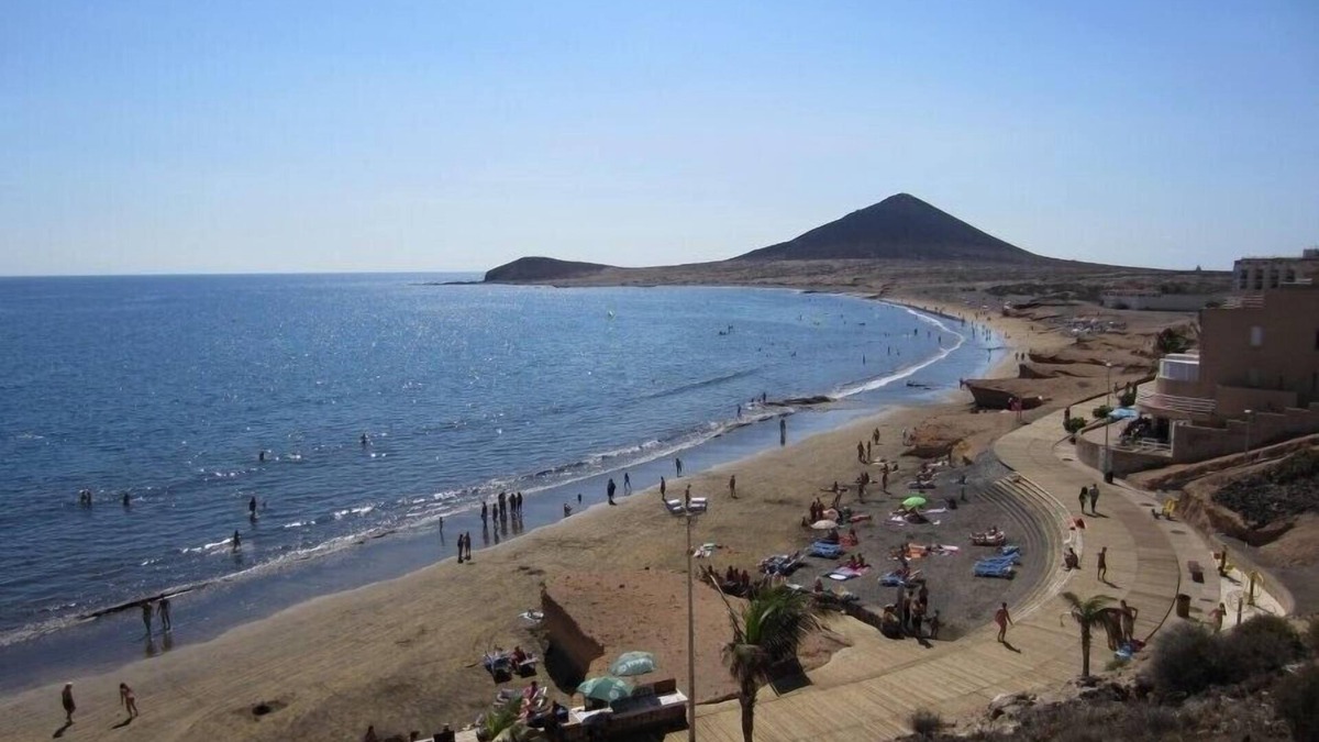 Arenas del Mar House | Las Dunas 2 by RENTMEDANO pretty house with pool, wifi, parking, 2 bedrooms