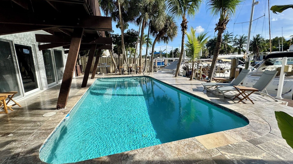 Hendricks and Venice Isles House | Las Olas Escape-Great Waterfront Duplex for 6 Pool