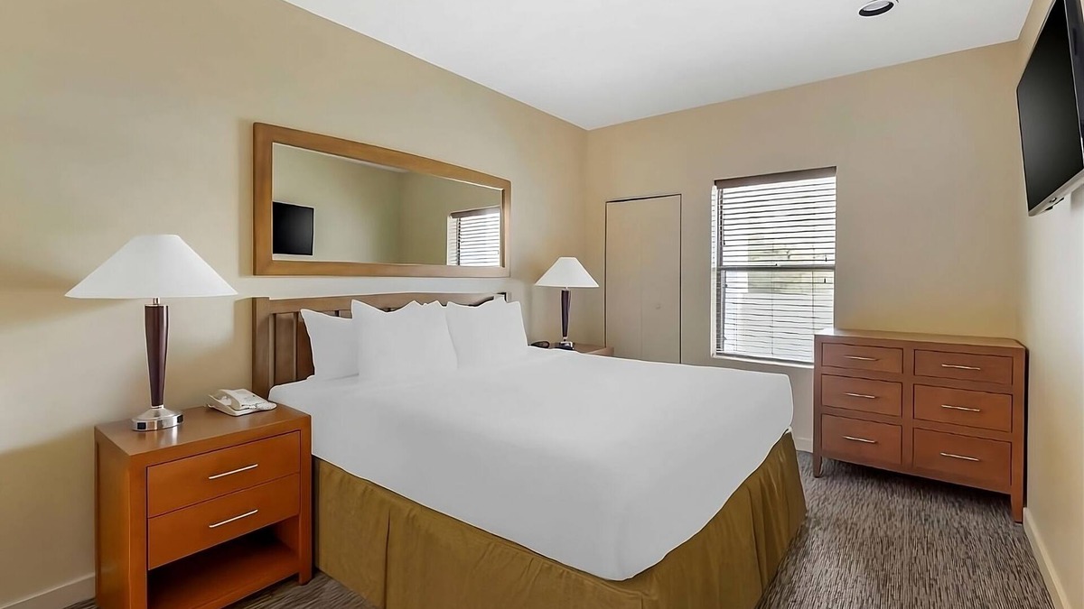 Enterprise Hotel | Las Vegas Retreat:2 Relaxing Units,Free Parking, Onsite Pool!Near Airport