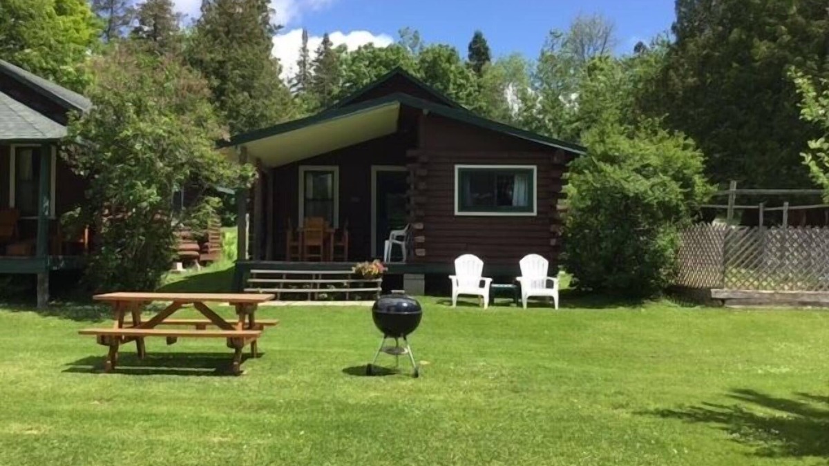 Cedarville Cabin | LaSalle Cabin - Les Cheneaux Landing