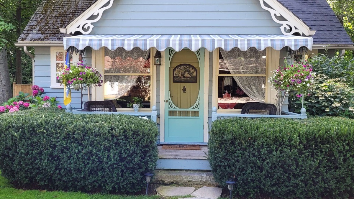 Historic Old Town Cottage | LAST MINUTE SPECIAL~ Romantic Cottage on the Woods near Lake Ontario!