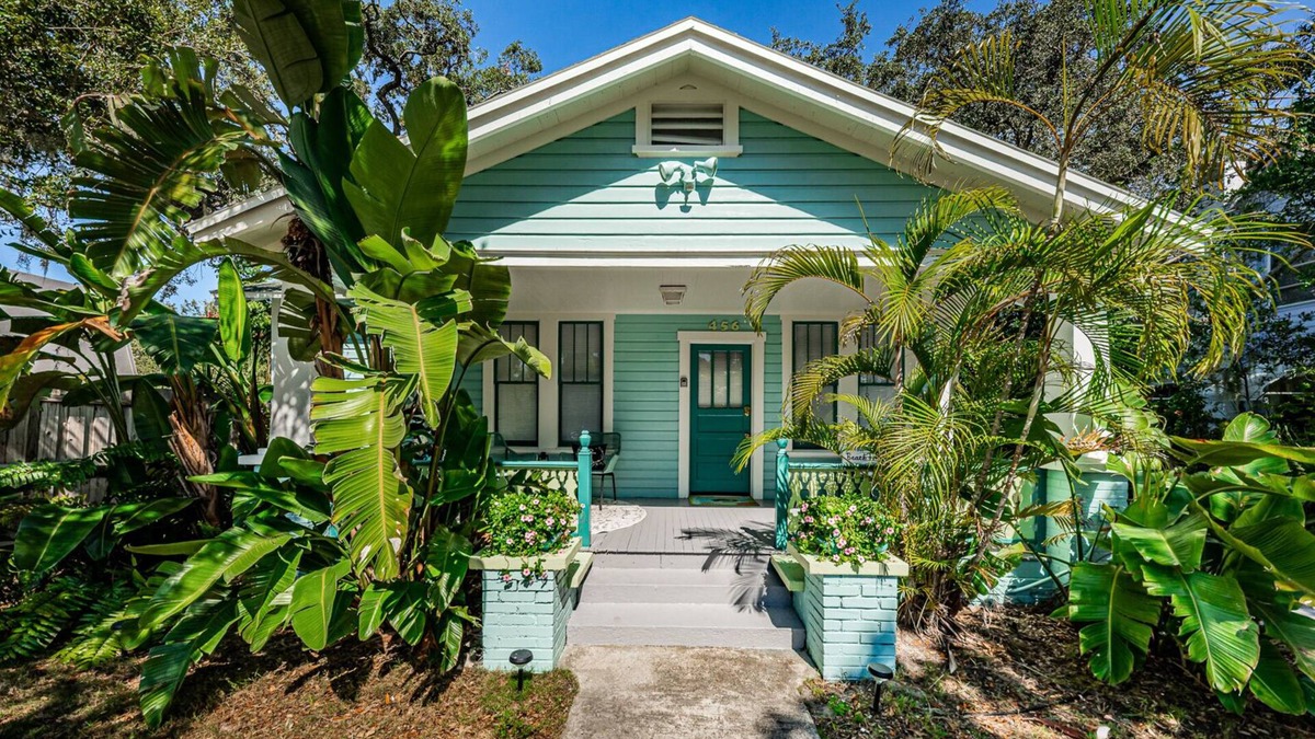 Downtown Dunedin Cottage | Last minute discounts for Fall - Quaint Bungalow just off Main Street!