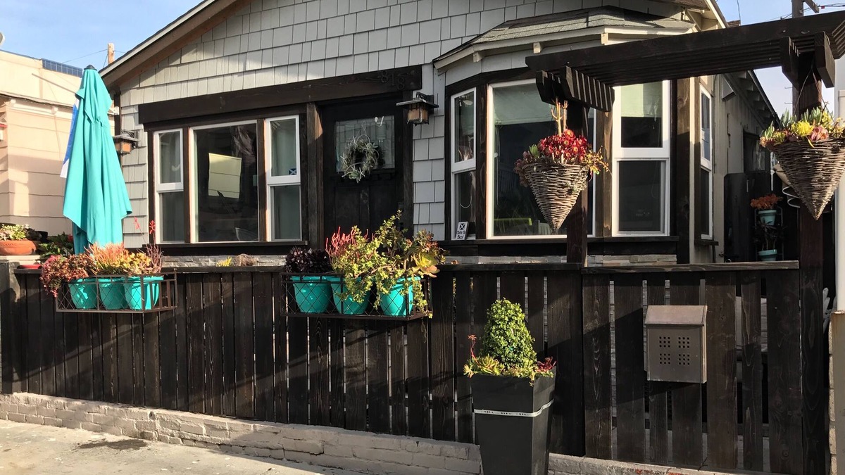 Mission Beach Cottage | Last minute discounts!Pet friendly with AC steps to beach-SUV parking