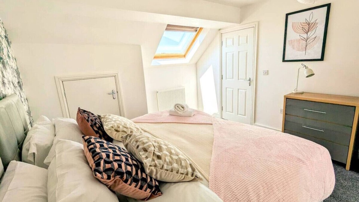 Appleton House | Latchford Mews - Vibrant & Modern Four Bed House