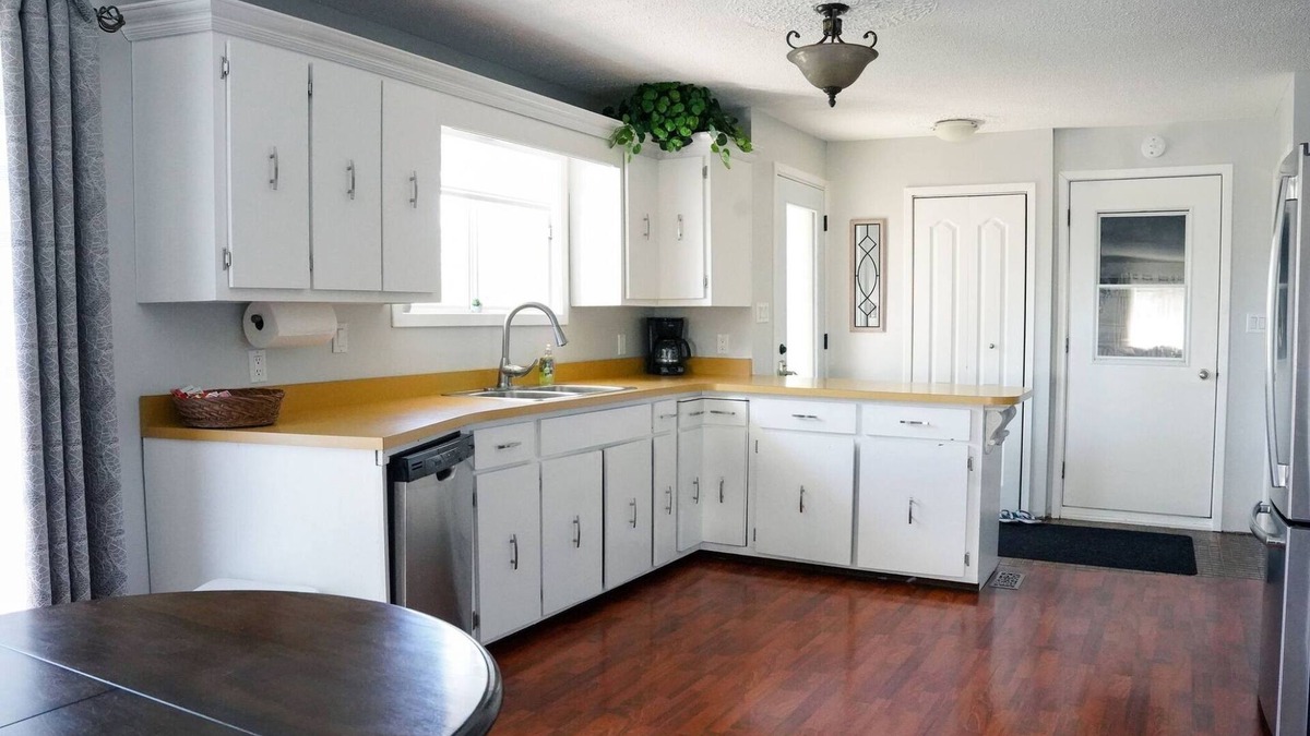 Cochrane House | L’Auberge -Spacious Home with 2 Bay Heated Garage