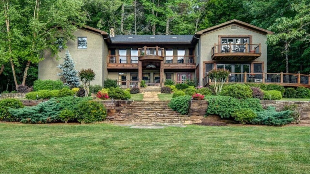 Epworth House | Laughing Bear Lodge 10k sqft On Trout Stream