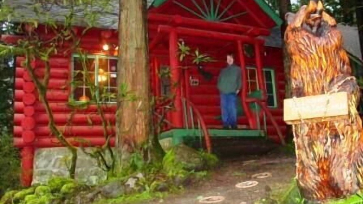 Rhododendron Cabin | Laughing Bear Log Cabin, historical, sleeps 8, full kitchen, 2 dining areas!
