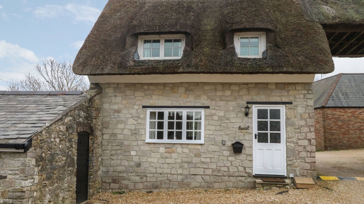 Osmington Mills Cottage | LAUREL COTTAGE, pet friendly, character holiday cottage in Osmington
