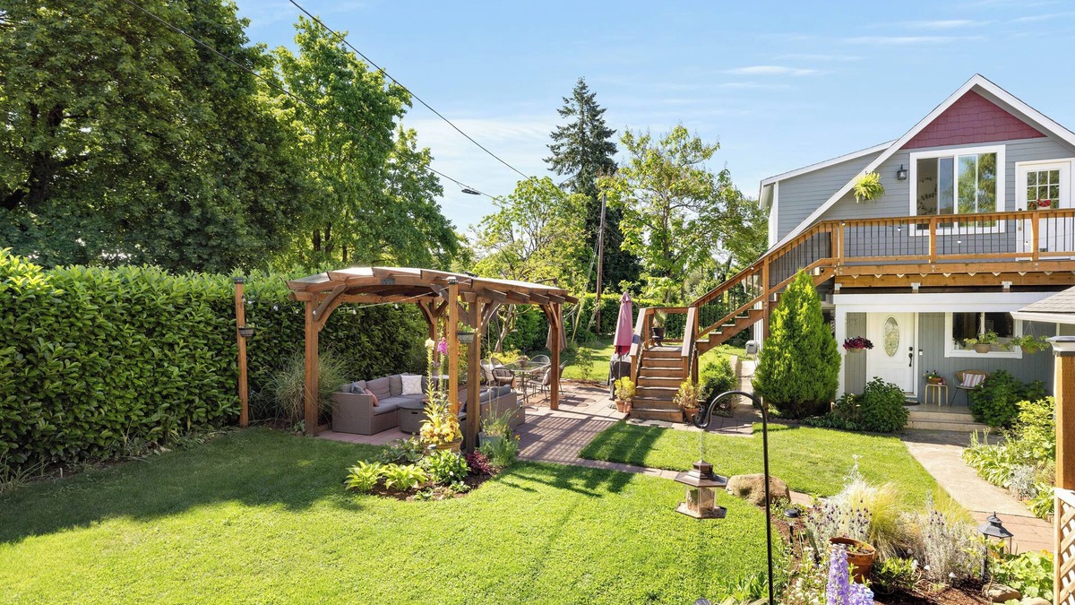 Cully House | LAUREL HOUSE : A Quiet Oasis in NE Portland