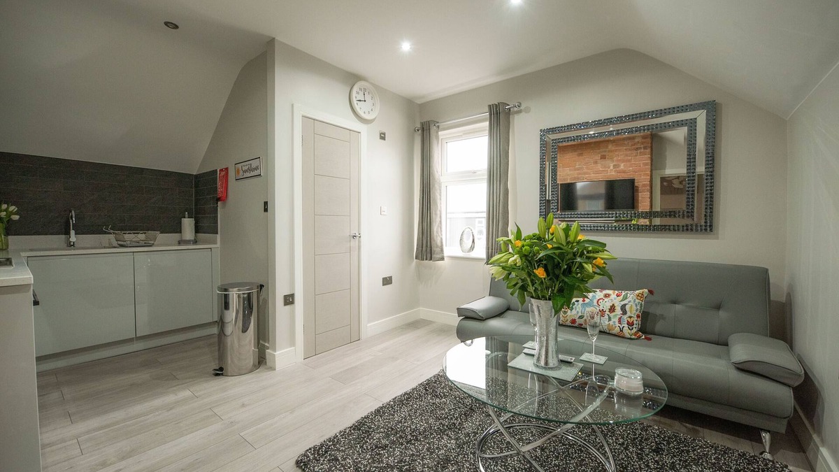 Reading Apartment | Laurel House - Deluxe 1-Bed Penthouse, 1 Bath