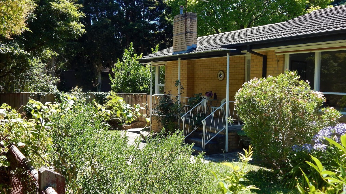 Blackburn House | Laurel House, peaceful suburban retreat in the heart of leafy Blackburn.