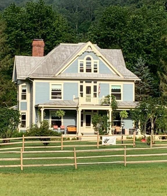 Davis Bed & Breakfast | Laurel River Club Bed & Breakfast or LRCBNB