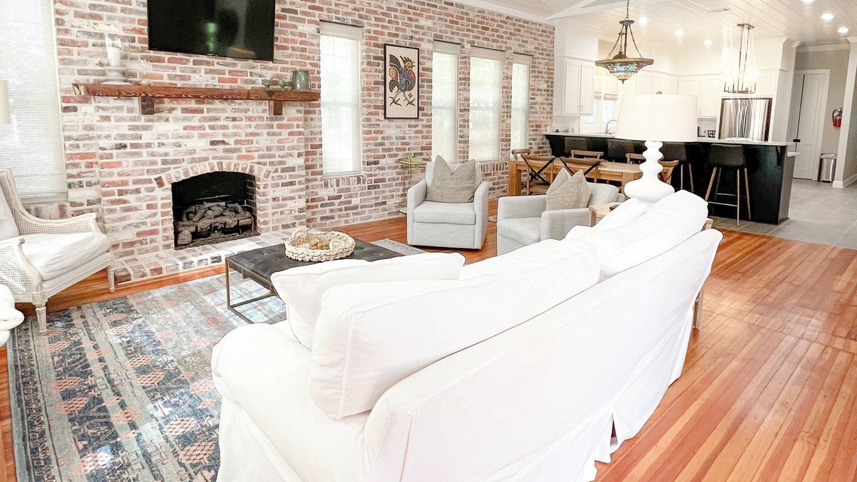 Laurel House | Laurel Top Property, Downtown Walkable, King Bed