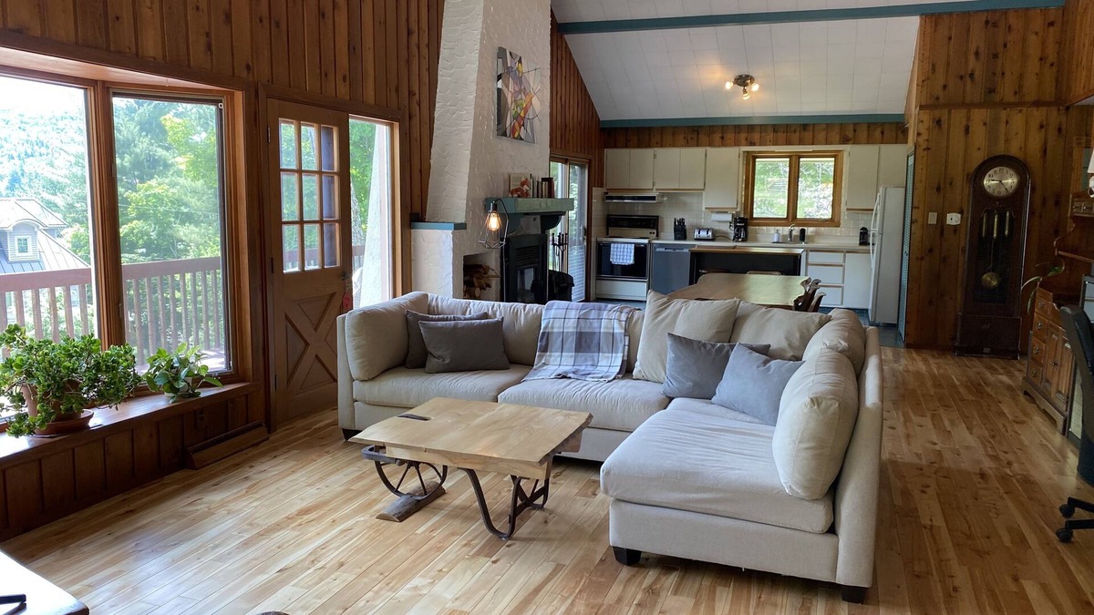 Sainte-Agathe-des-Monts Ski Chalet | Laurentides - Cozy ski retreat on the lake and close to city center w/fire pit