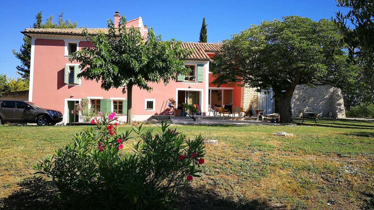 Mormoiron Apartment | Lavandes - Gite/studio overlooking the garden, pool and valley