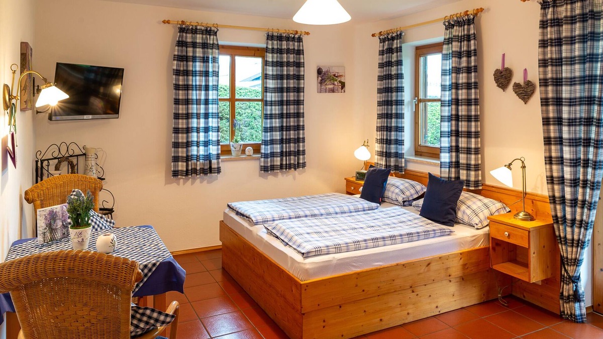 Bad Endorf Apartment | Lavendel-Appartement, 26 qm Erdgeschoss, kombinierter Wohn- und Schlafraum
