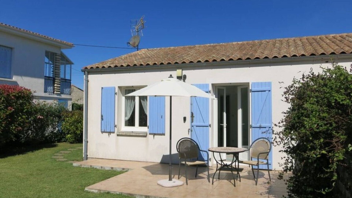 Etaules House | Lavender Cottage is a one bedroom gîte with private terrace and garden