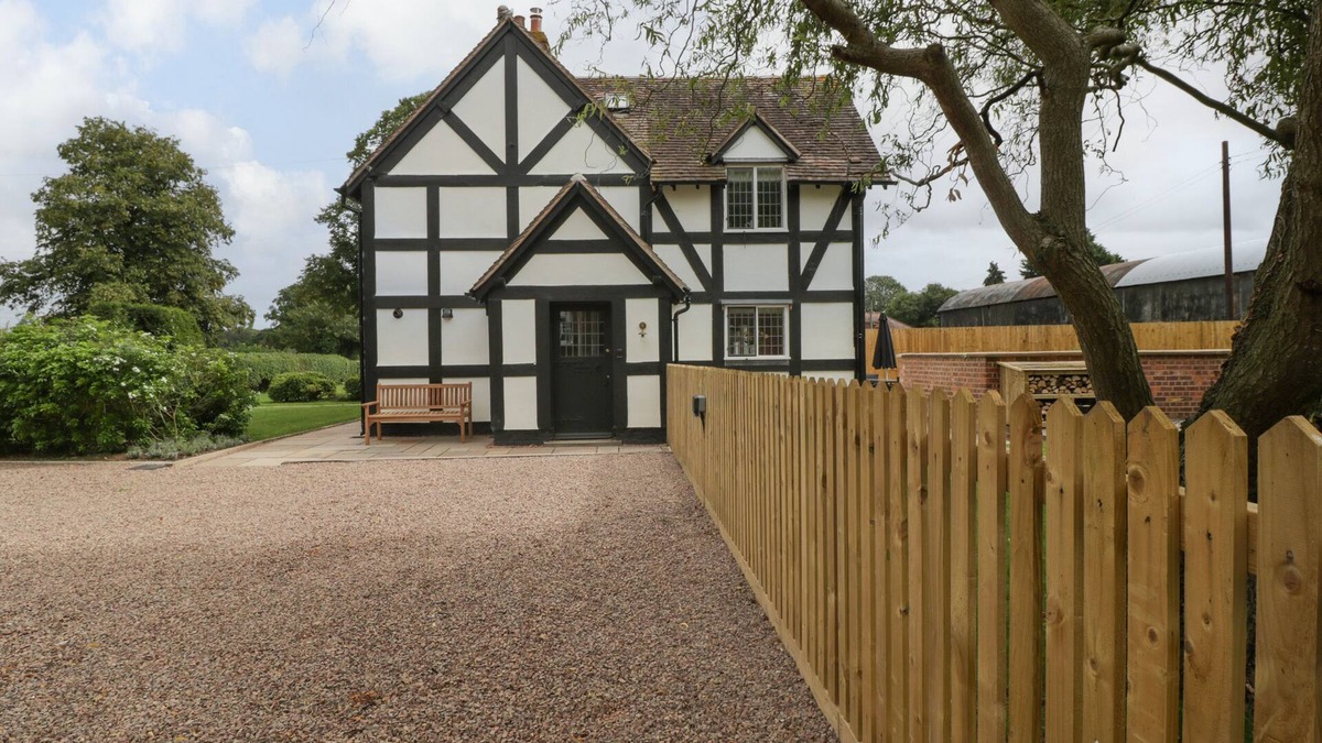 Malvern House | LAVENDER COTTAGE, pet friendly, luxury holiday cottage in Malvern