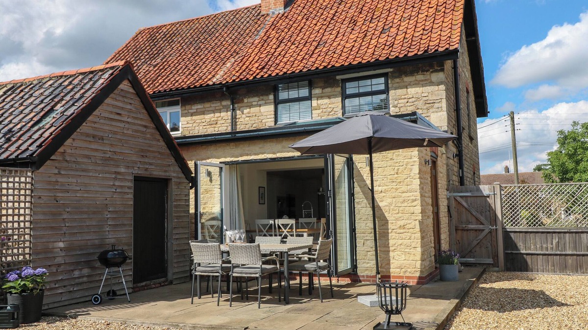 Castle Bytham Cottage | LAVENDER COTTAGE, pet friendly, character holiday cottage in Stamford