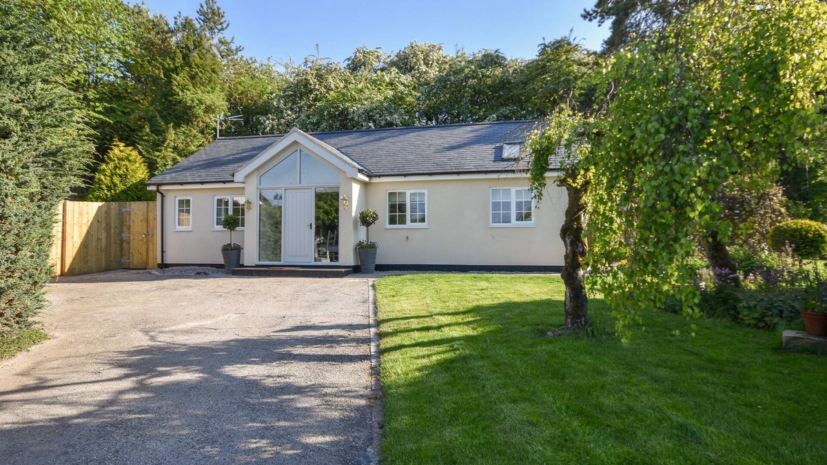 Kilnwick Cottage | LAVENDER COTTAGE, pet friendly, with open fire in Market Weighton