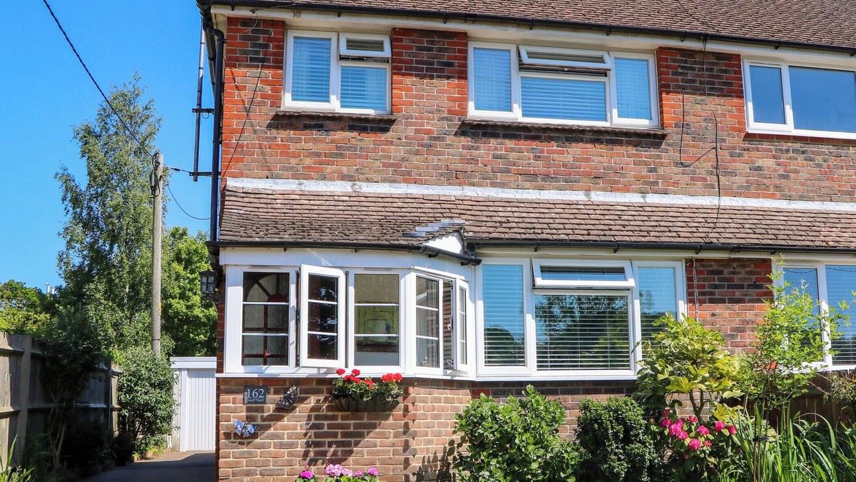 Hailsham Cottage | LAVENDER COTTAGE, pet friendly, with a garden in Hailsham
