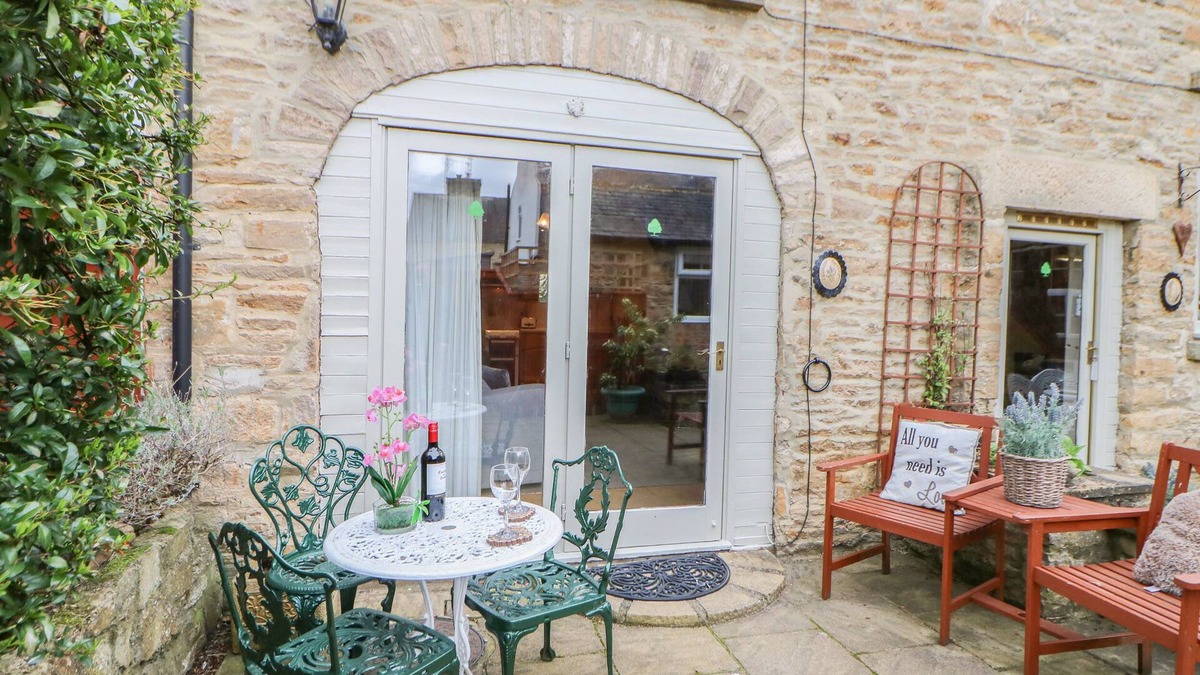 Richmond Cottage | LAVENDER COTTAGE, pet friendly, with a garden in Richmond
