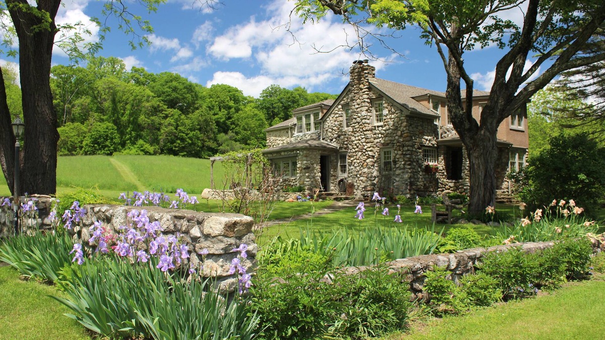 Pine Bush House | Lavender Hill Estate, Private 37 acres,1.5 hour from NYC, Heated Pool, Jacuzzi,