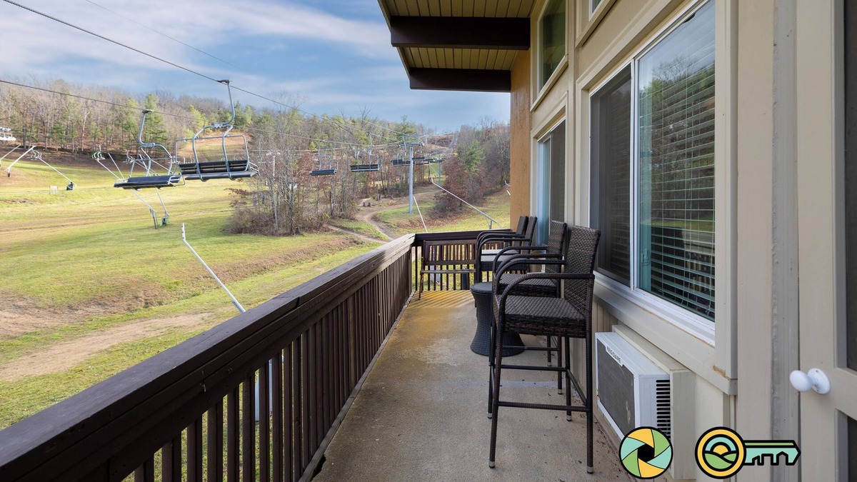 Mount Jackson Condo | Lavender Lodge (#237) On ski slope | Triple-decker bunk beds!