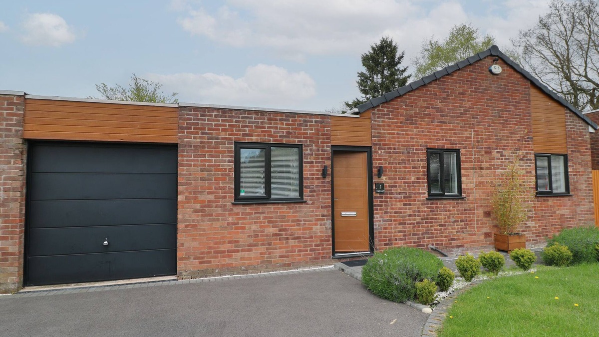 Edwinstowe House | LAVENDER LODGE, family friendly, with a garden in Coalville