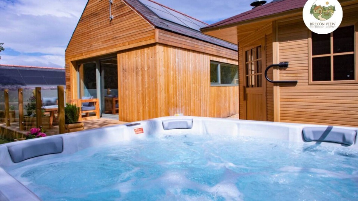 Ammanford Cabin | Lavender Lodge for 2 Hot Tub + Sauna