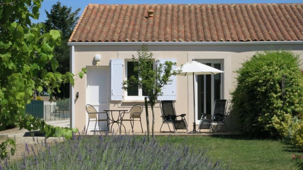 Etaules House | Lavender View is a cosy cottage for 2 with far reaching views
