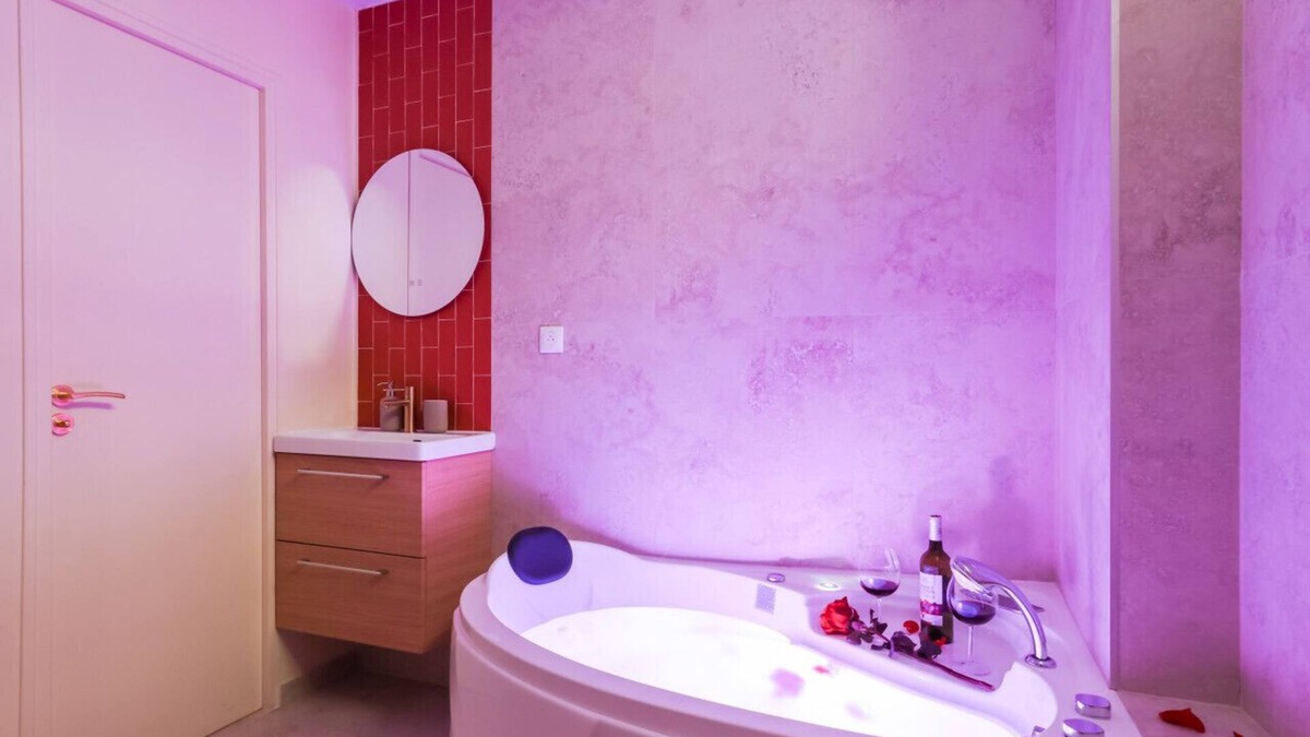 Quartier des Grandes-Carrieres Apartment | Lavie Maison | AC Hot Tub Montmartre