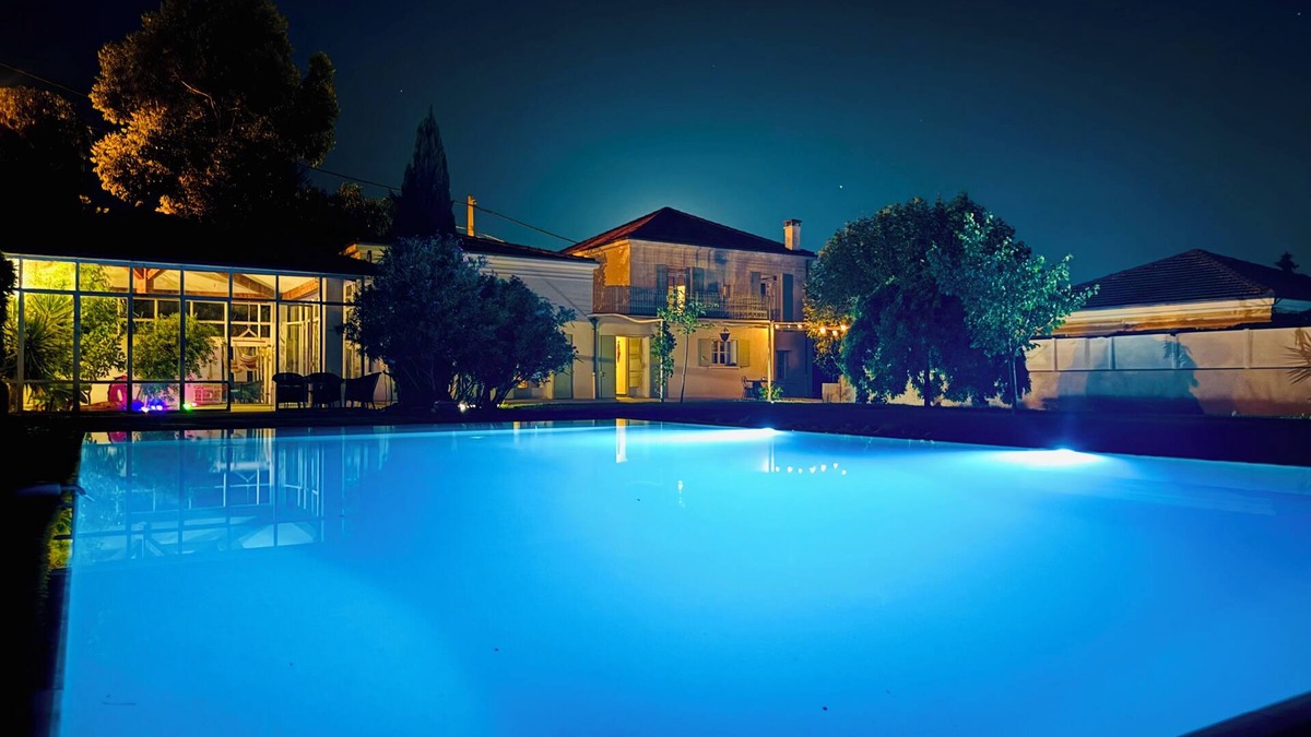 Saint-Mitre Villa | LaVillaB proposes you a Magnificent Villa with swimming pool, jacuzzi without opposite