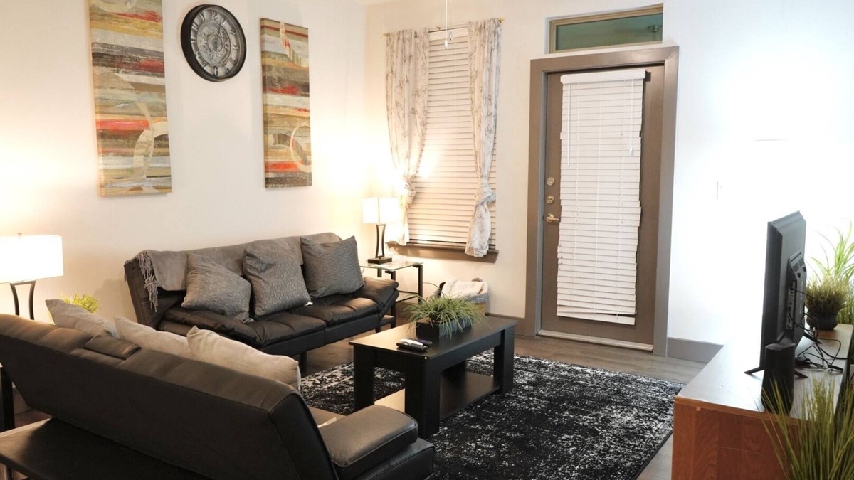 Houston Apartment | Lavish 2Bd/2Ba- IAH Area