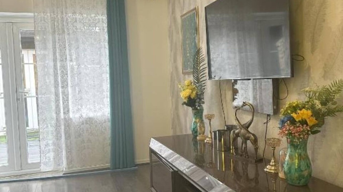 Heath House | Lavish 3 story house : Double Room with Shared Bathroom