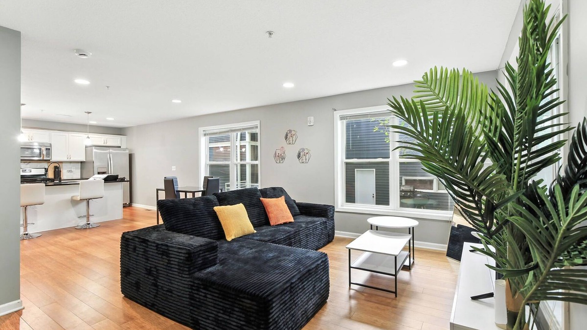 Lowry Hill East House | Lavish 3Bed 3Bath Condo in Uptown