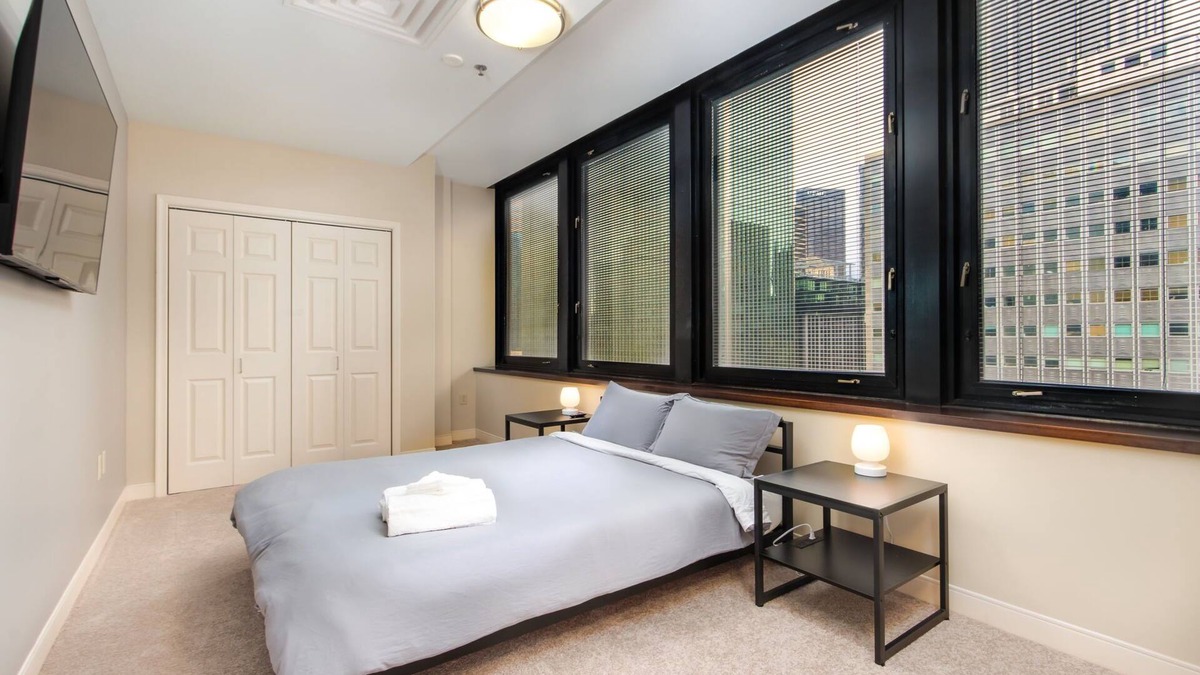 Downtown Pittsburgh Apartment | Lavish City Views | Prime Location 7th Floor | Gym Terrace