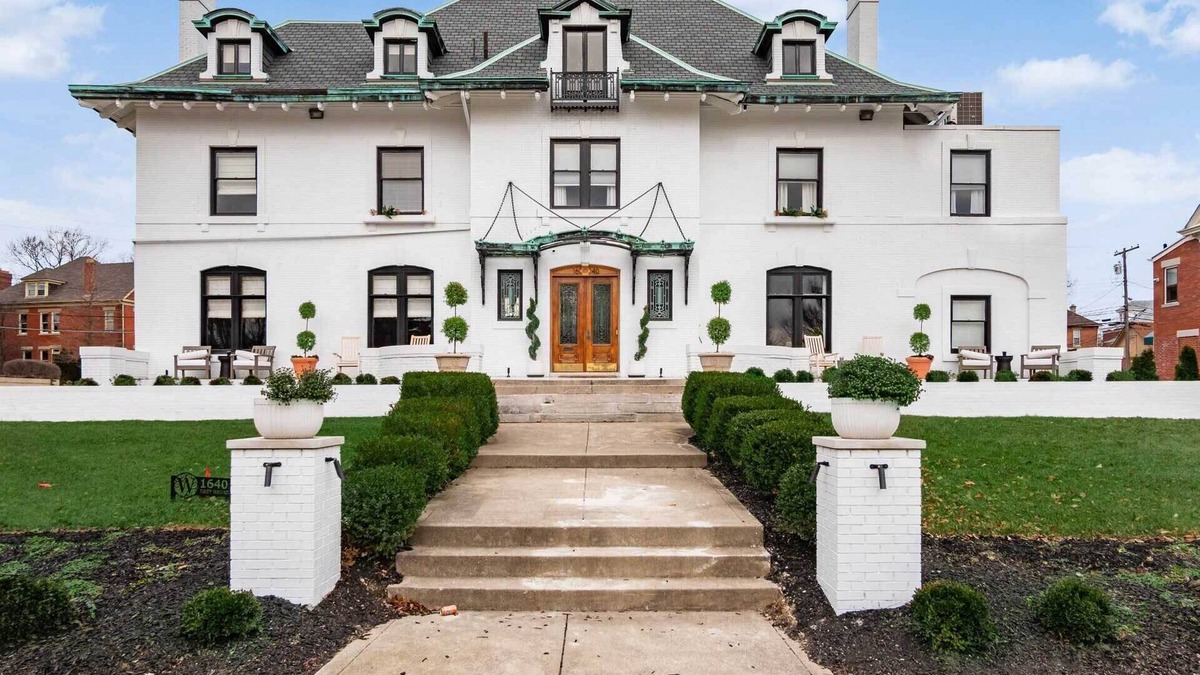 Near East Columbus Villa | Lavish Columbus Villa w/ Gym, Spa & Speakeasy!