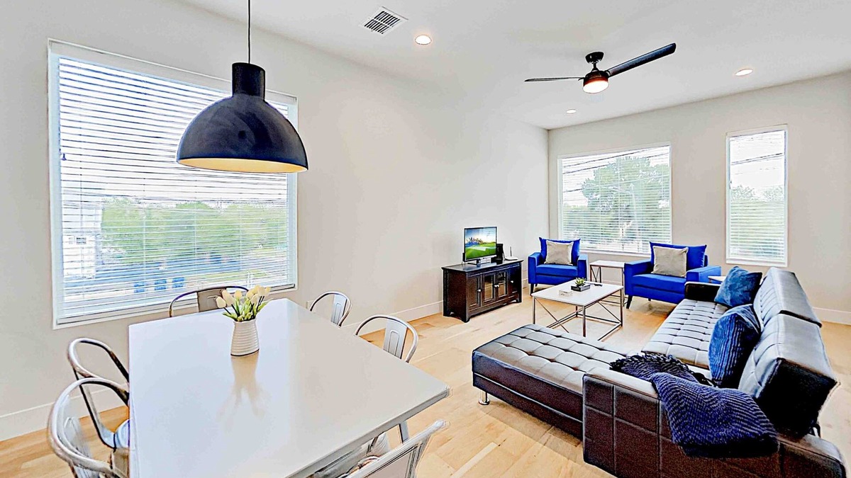 Foster Heights Condo | Lavish eastside retreat with private rooftop deck near dining & entertainment